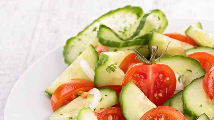 plato con ensalada de pepino con tomate