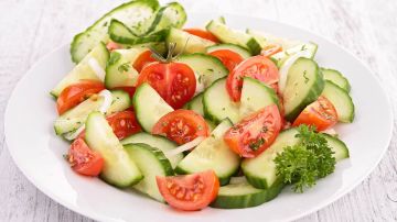 plato con ensalada de pepino con tomate