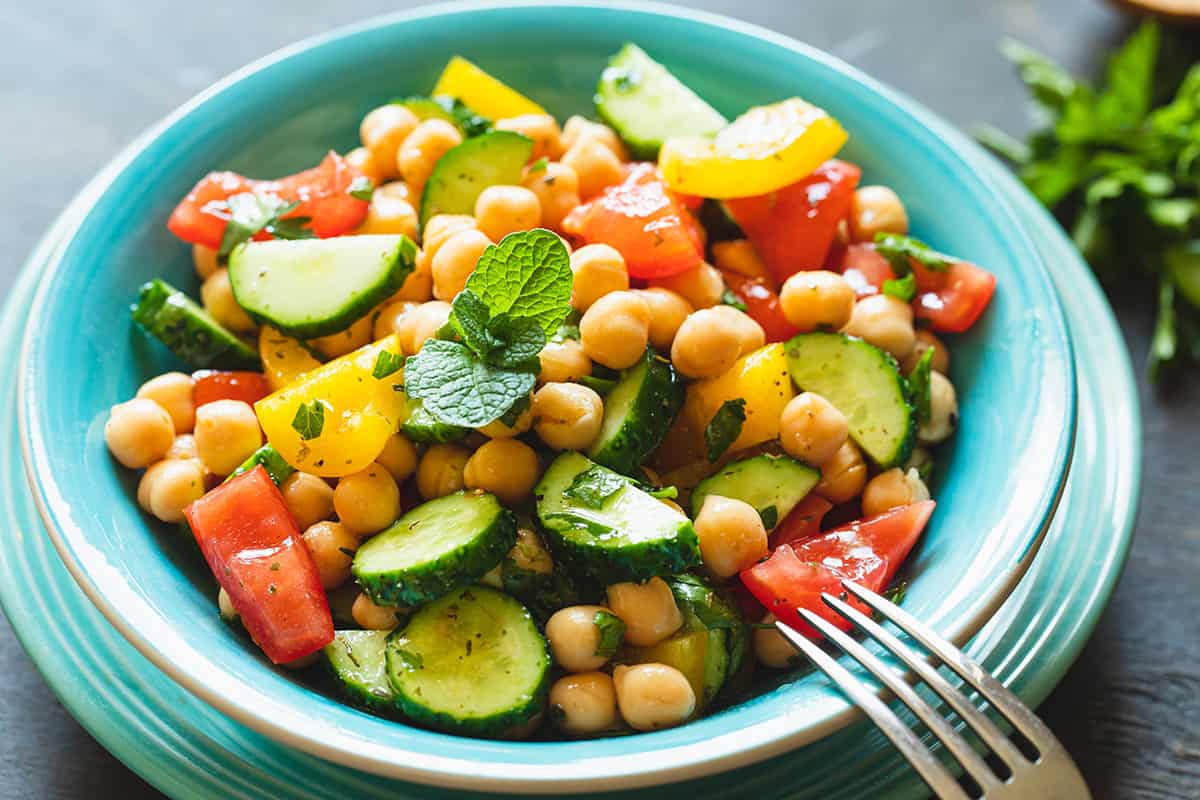 Deliciosa y refrescante ensalada de garbanzos con pepino