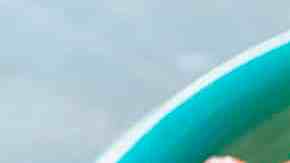 plato con ensalada de garbanzos y pepino