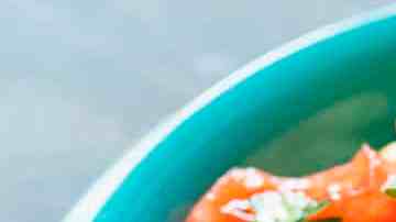 plato con ensalada de garbanzos y pepino