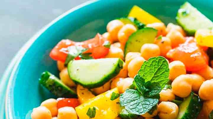plato con ensalada de garbanzos y pepino