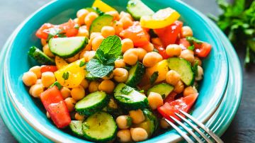 plato con ensalada de garbanzos y pepino