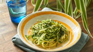 fideos de calabacín con espinaca y parmesano