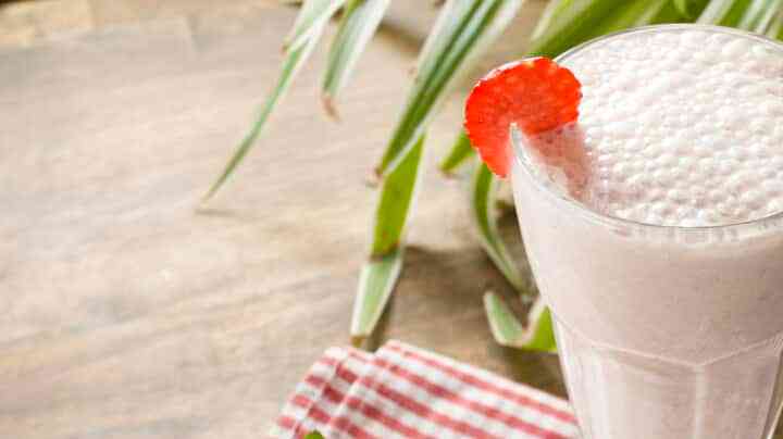 Licuado de fresas, plátano y avena