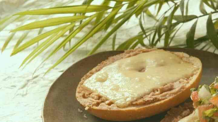 molletes con frijoles y queso 5