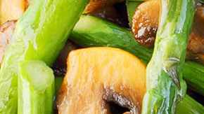 salteado de champiñones con espárragos