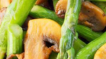 salteado de champiñones con espárragos