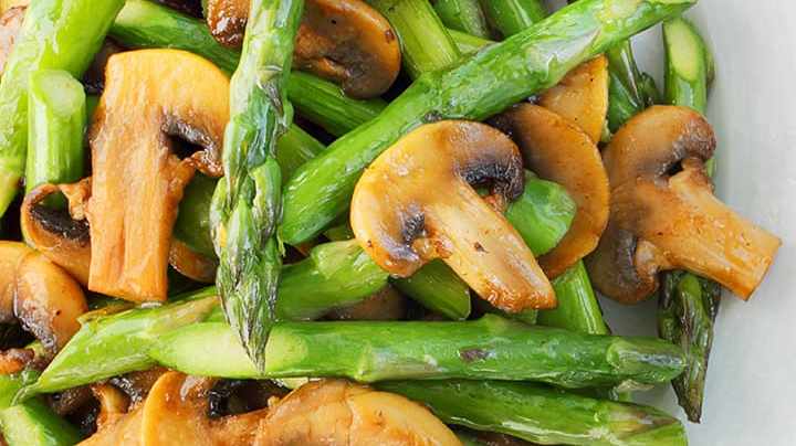 salteado de champiñones con espárragos