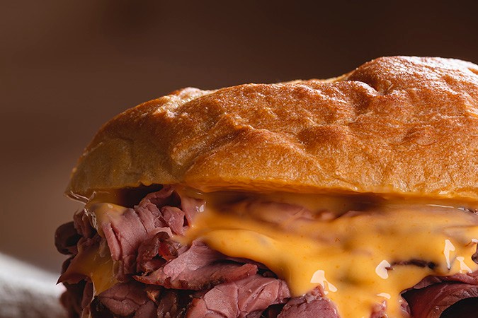 sandwich roast beef con queso derretido
