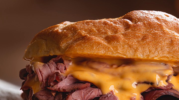 sandwich roast beef con queso derretido
