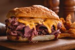 sandwich roast beef con queso derretido