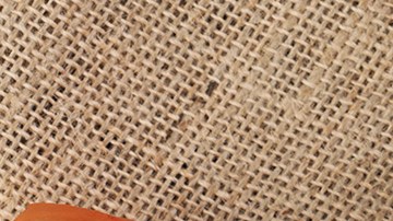 plato de sopa de carne con pasta