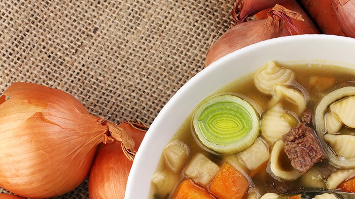 plato de sopa de carne con pasta