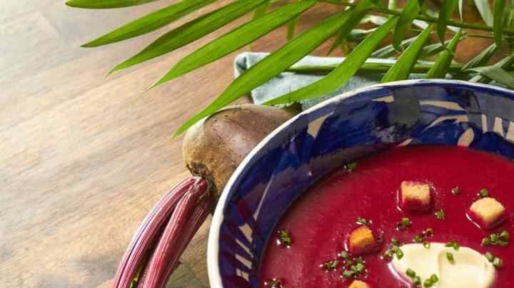 sopa de manzana y remolacha