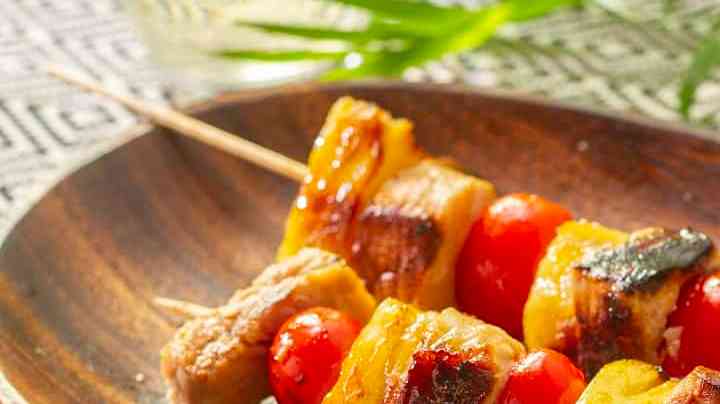 Brochetas de cerdo con piña