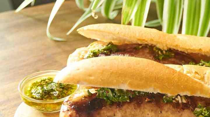 Choripán con chimichurri