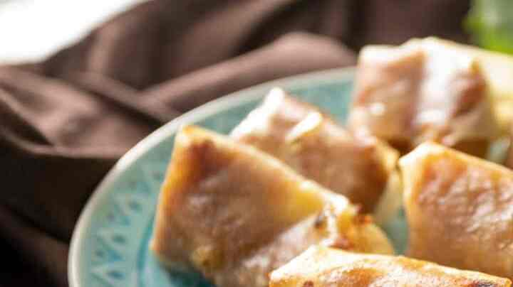 Crujiente de cebolla caramelizada con queso de cabra