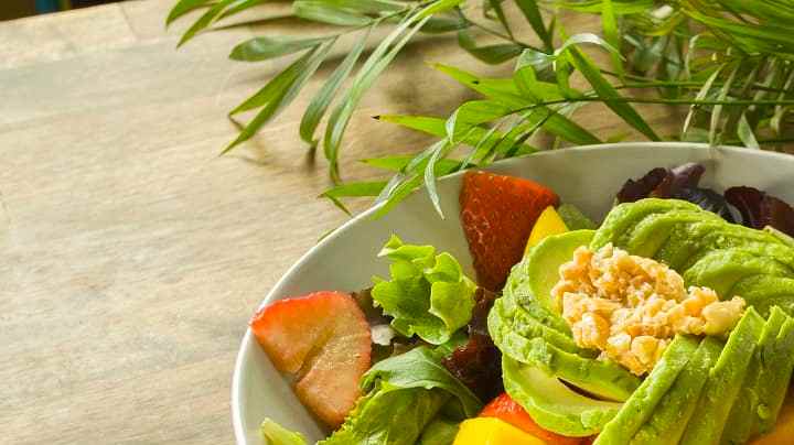 Ensalada de aguacate, mango y fresas