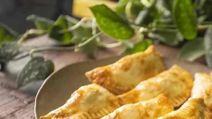 Empanadilla de espinacas queso y pasas