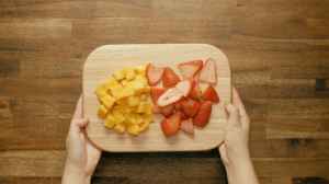 Ensalada de agucate con mango y fresas paso3