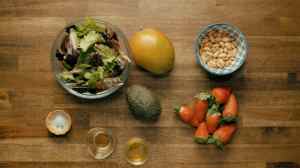 Ensalada de agucate con mango y fresas paso 1