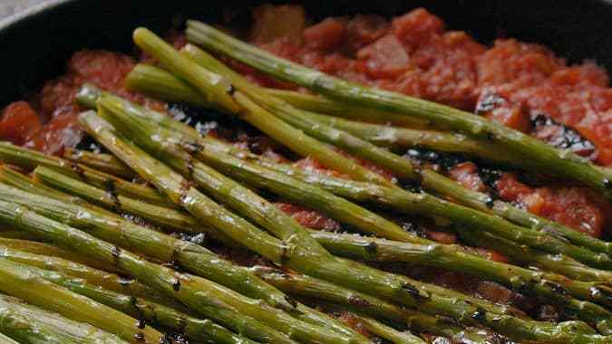 Guiso de espárragos y tomate