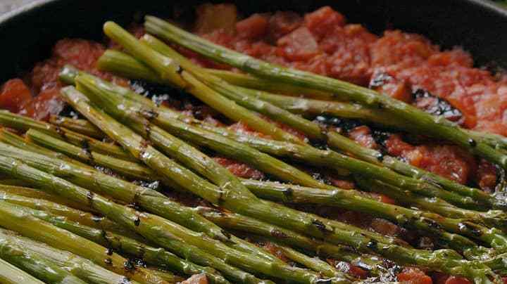 Guiso de espárragos y tomate
