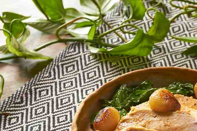 Lomo de cerdo con cebollas cambray y mostaza dijón