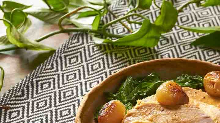 Lomo de cerdo con cebollas cambray y mostaza dijón