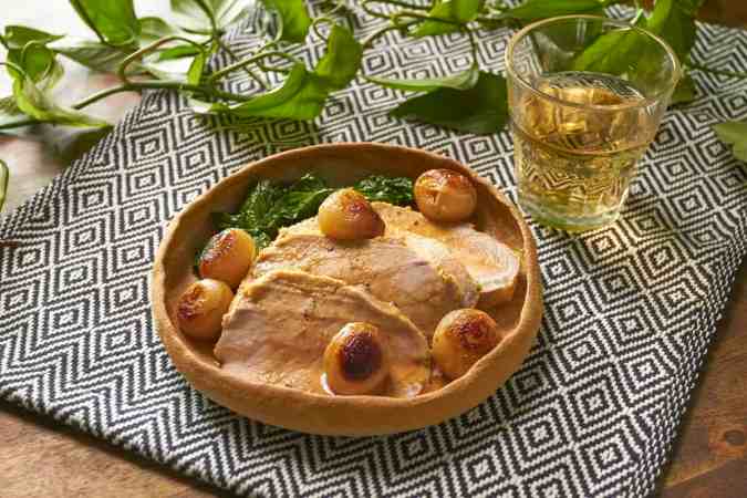 Lomo de cerdo con cebollas cambray y mostaza dijón