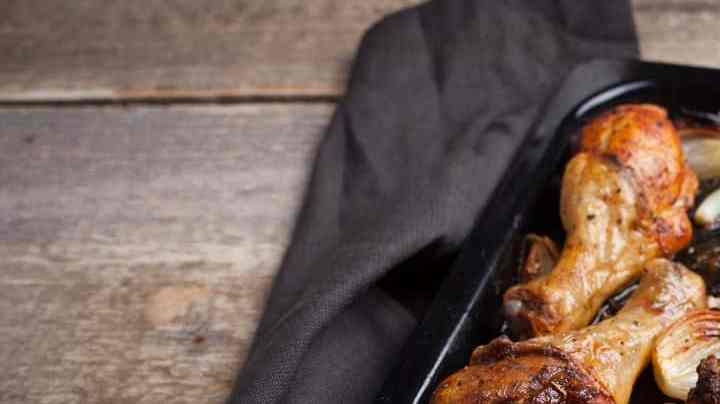 Muslos de pollo encebollados al horno