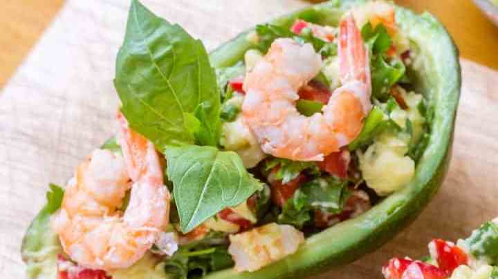 Aguacate relleno con camarones
