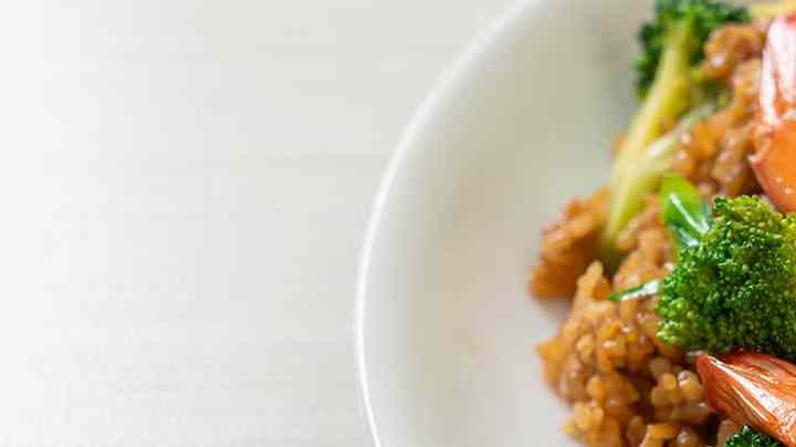plato de arroz frito con camarones y brocoli