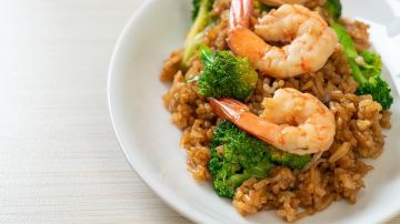 plato de arroz frito con camarones y brocoli