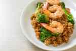 plato de arroz frito con camarones y brocoli