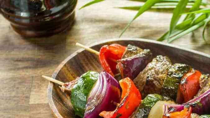 brocheta de carne con verduras