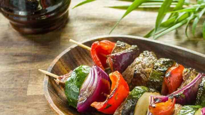 brocheta de carne con verduras