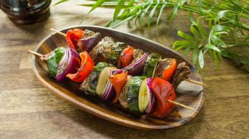 brocheta de carne con verduras