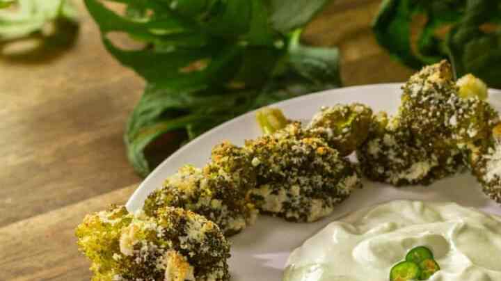 brócoli gratinado con alioli de jalapeño.