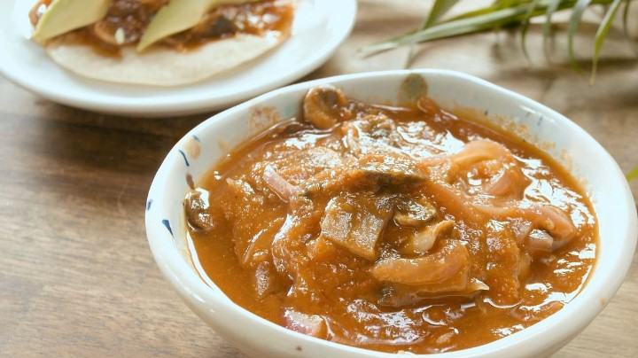 champiñones en salsa de tomate y chipotle