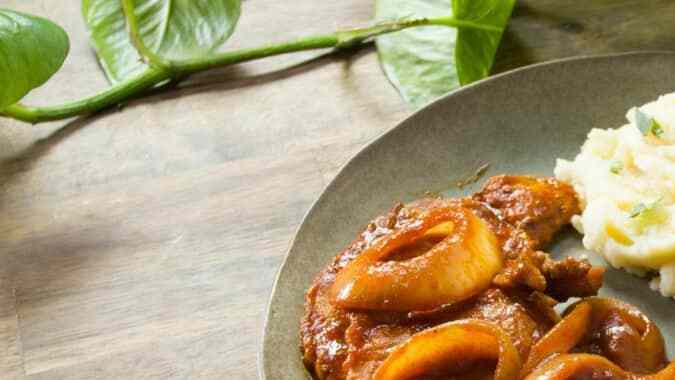 chuletas de puerco adobadas y encebolladas