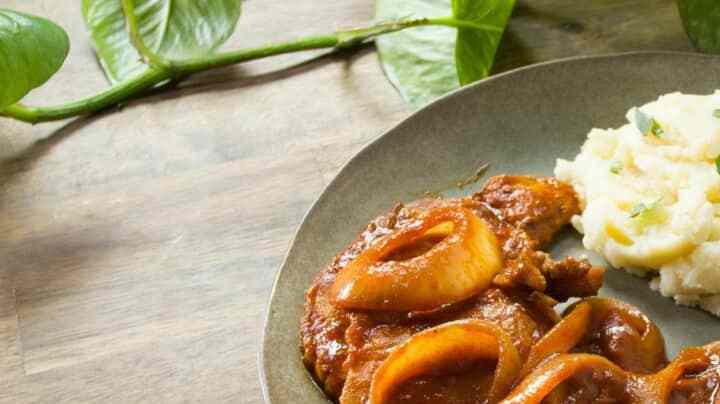 chuletas de puerco adobadas y encebolladas