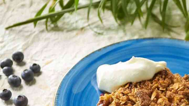 Crujiente de manzana y arándanos