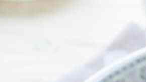 plato con ensalada de garbanzos con aguacate