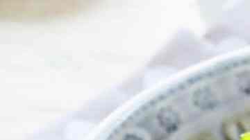 plato con ensalada de garbanzos con aguacate