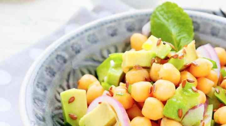 plato con ensalada de garbanzos con aguacate