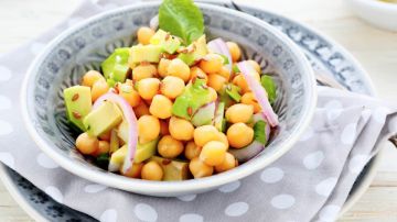 plato con ensalada de garbanzos con aguacate