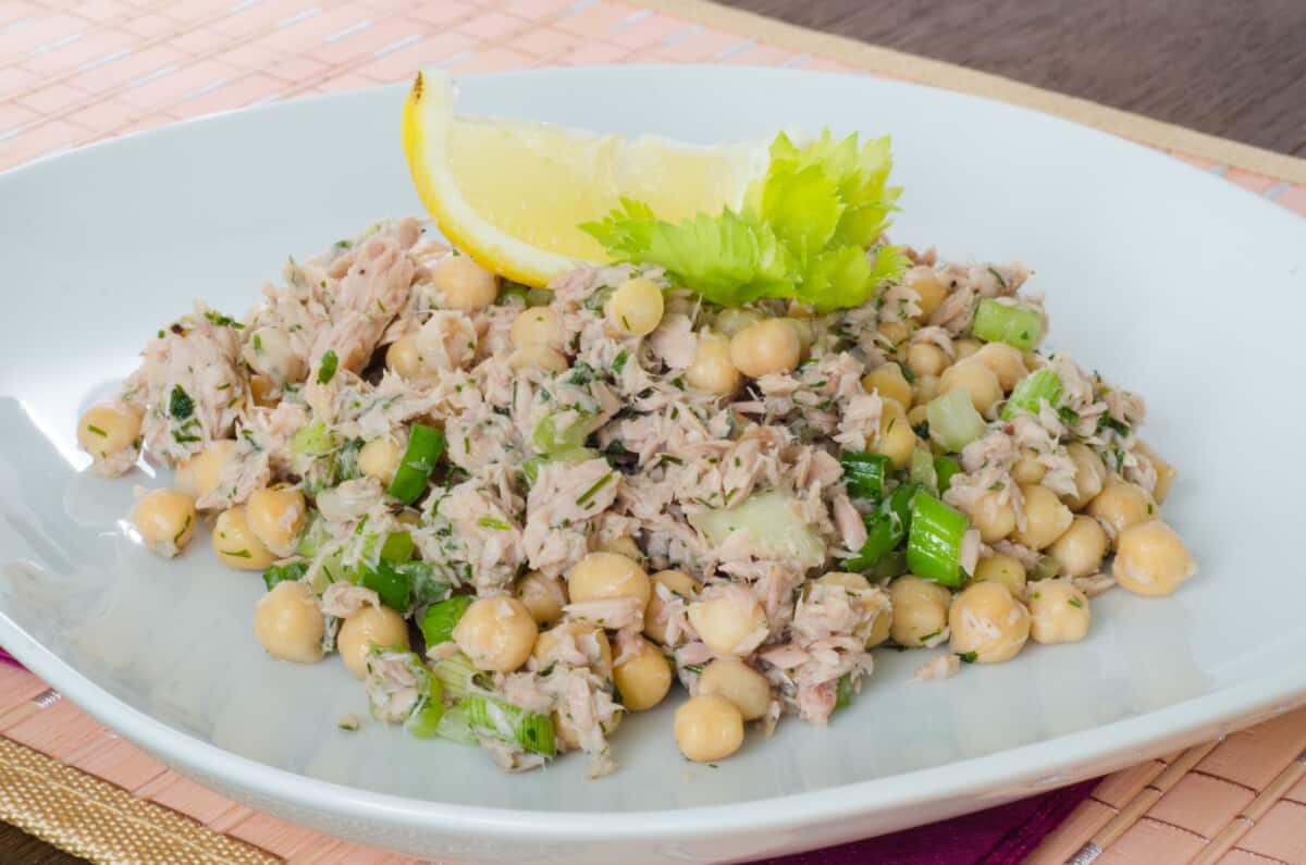 plato de ensalada de garbanzos con atún