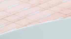 plato de ensalada de garbanzos con atún